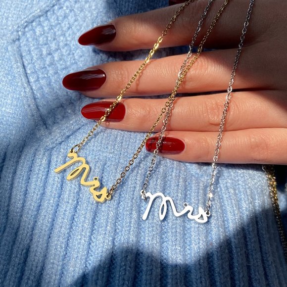 Bridal “Mrs” necklace 💐- Gold Version - Picture 3 of 3